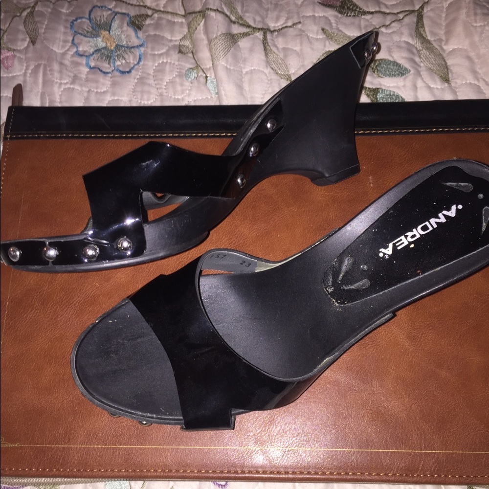 Black '00 kitten heels with studs